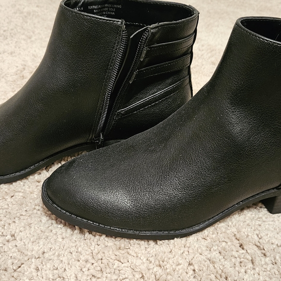 Kelly & Katie Sleek Black Ankle Booties - Picture 1 of 6